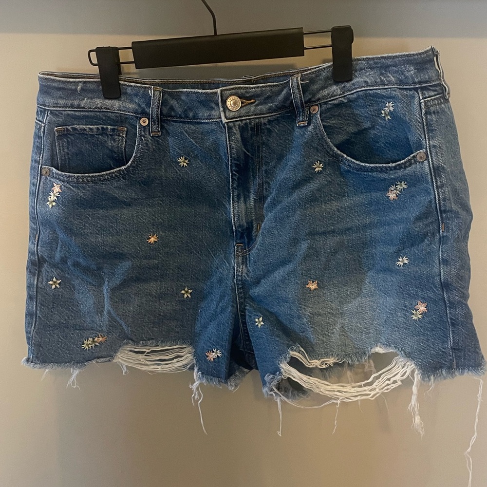 American Eagle Mom Short with Floral Embroidery